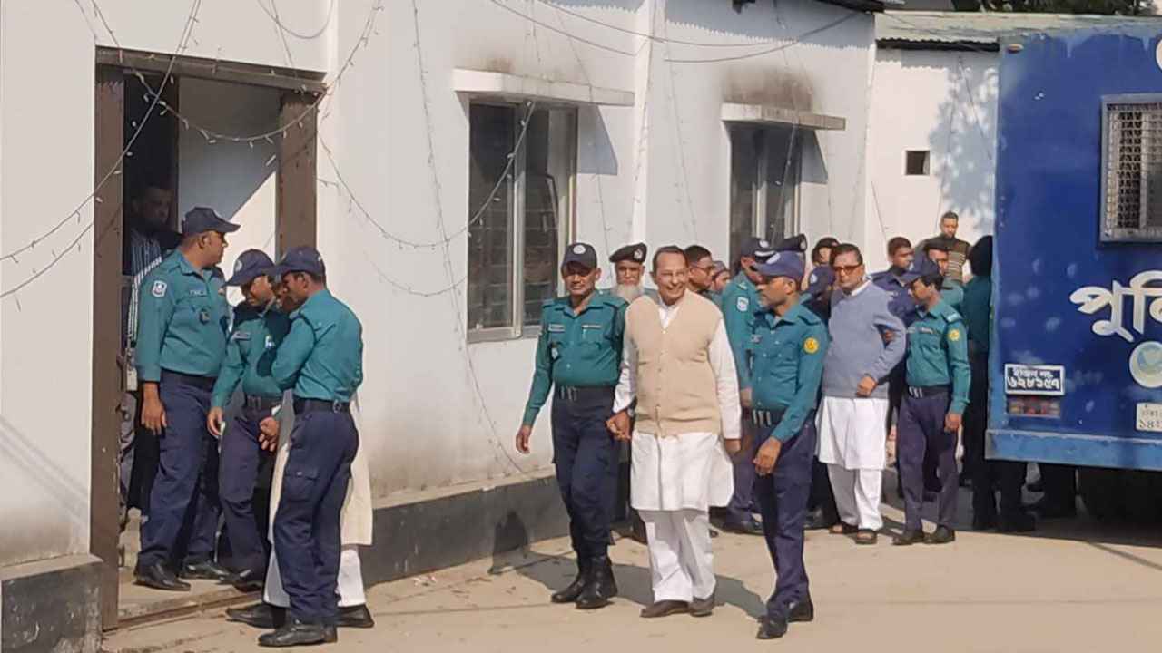 সাবেক মন্ত্রী-উপদেষ্টাসহ ১৬ জনকে ট্রাইব্যুনালে আনা হয়েছে